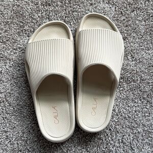 Calla by Carrie Underwood Cream Recovery Slides with Textured Strap